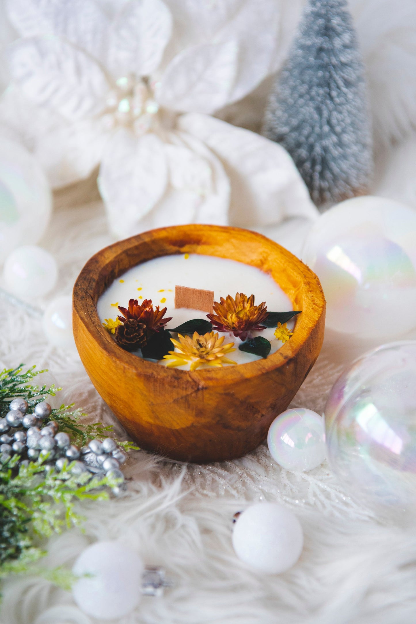 Lumanare decorativa parfumata in bol de lemn - Raze aurii vedere de sus