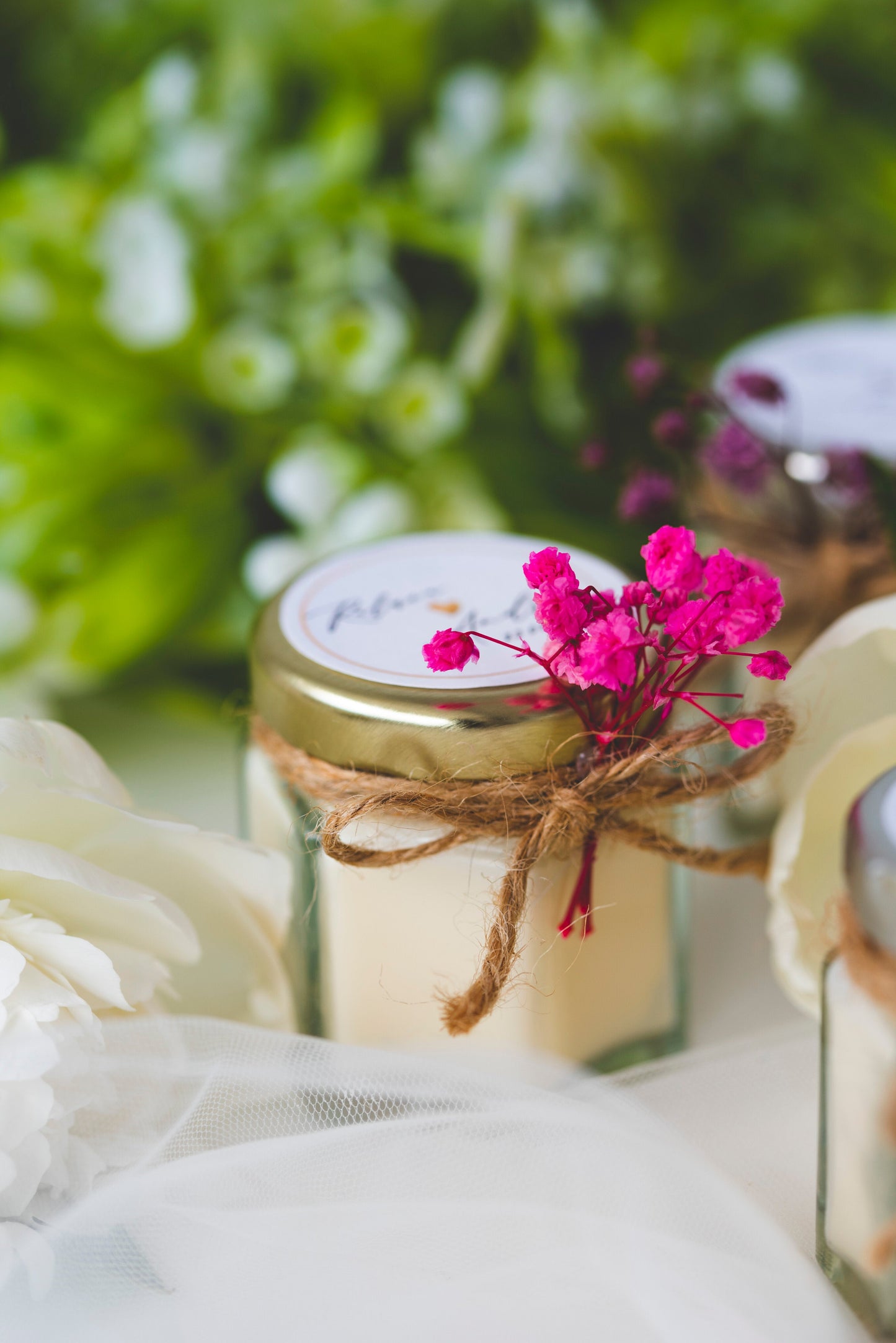 Mărturie de nuntă - lumânare parfumată în borcănel cu floricele roz, cadou personalizat pentru invitați