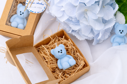 Marturie de botez pentru baiat cu lumanare in forma de ursulet bleu si ambalaj personalizat