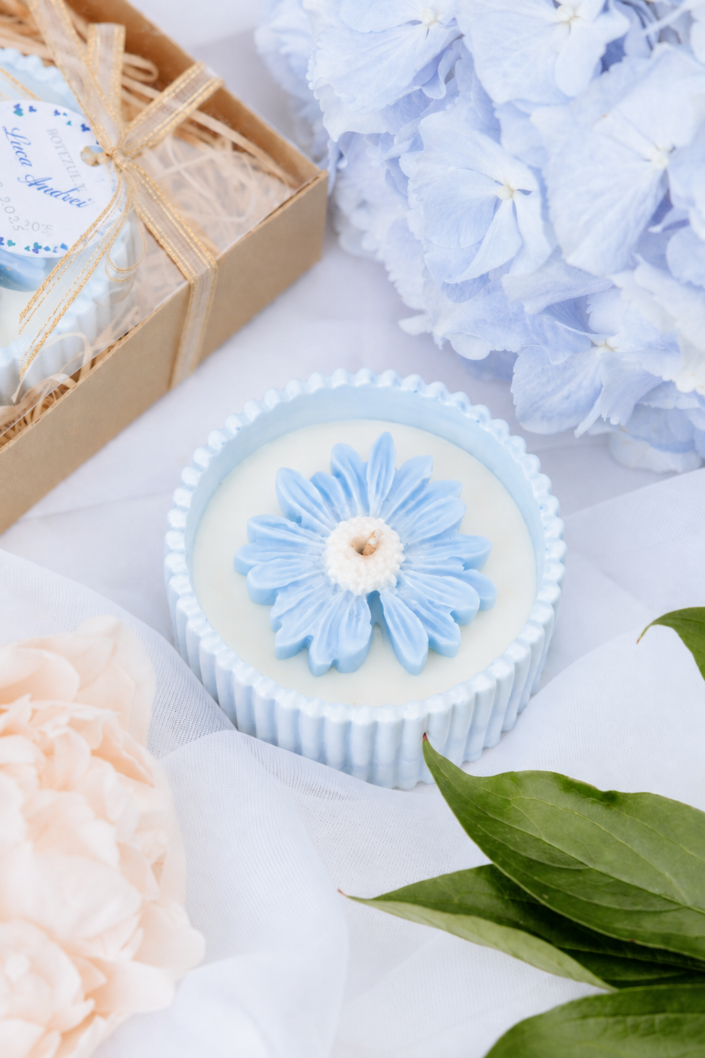 Marturie de botez cu lumanare parfumata bleu si alba, decorata cu margareta