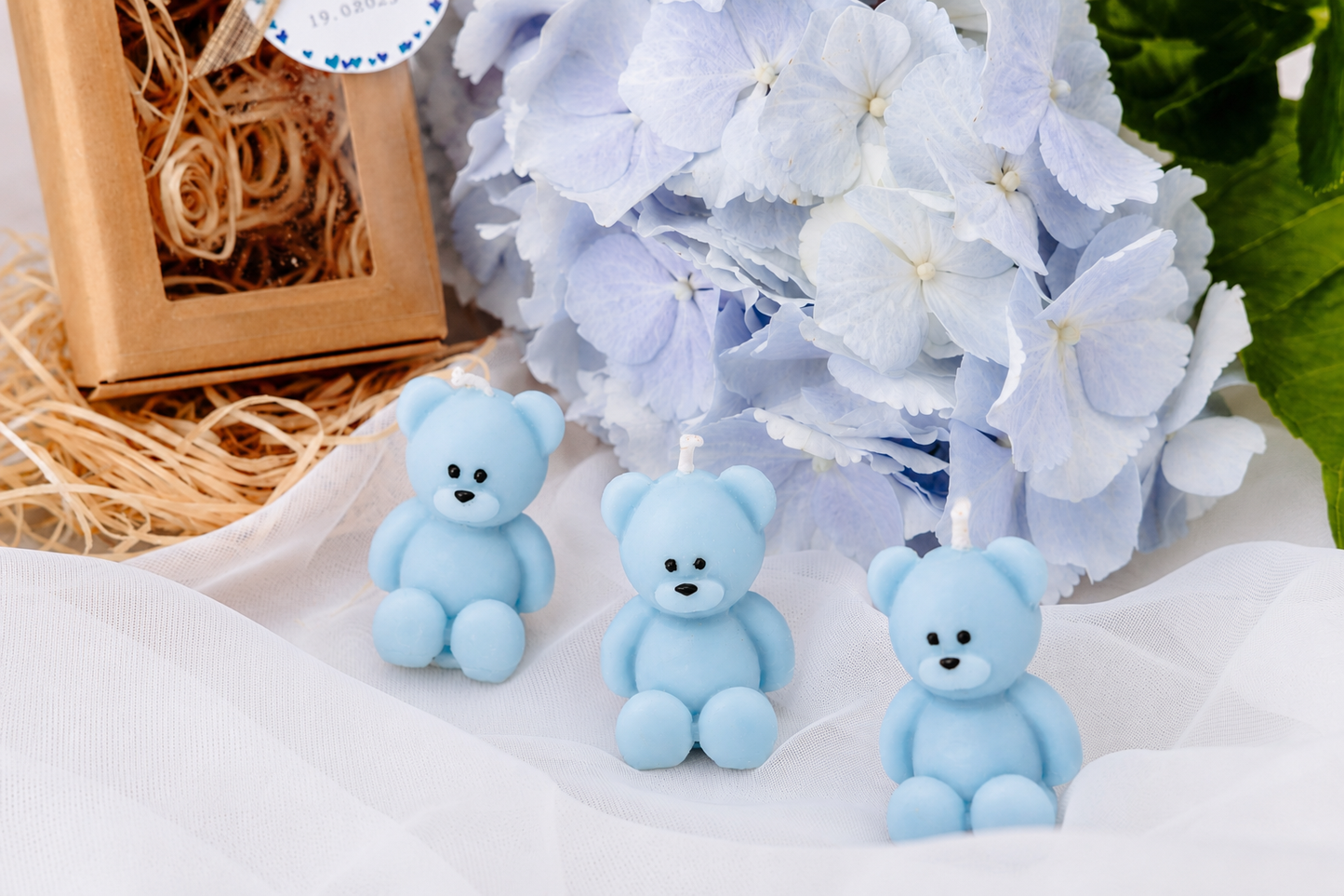 Lumanare parfumata in forma de ursulet bleu pentru marturii de botez, cu eticheta personalizata