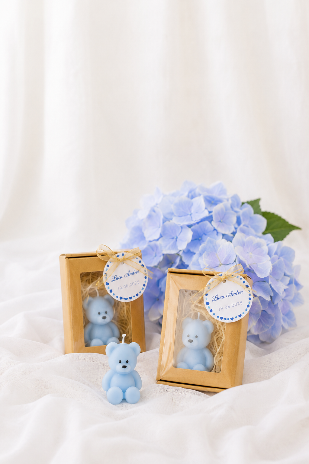 Marturie de botez cu ursulet bleu din ceara de soia, cutie kraft cu fereastra si eticheta personalizata