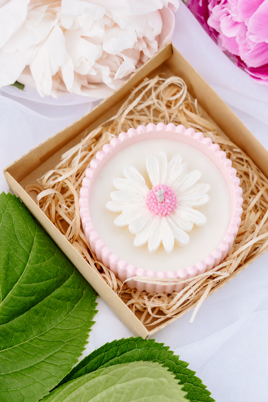 Lumanare cu margareta roz pentru nunta, prezentata in cutie kraft cu umplutura decorativa
