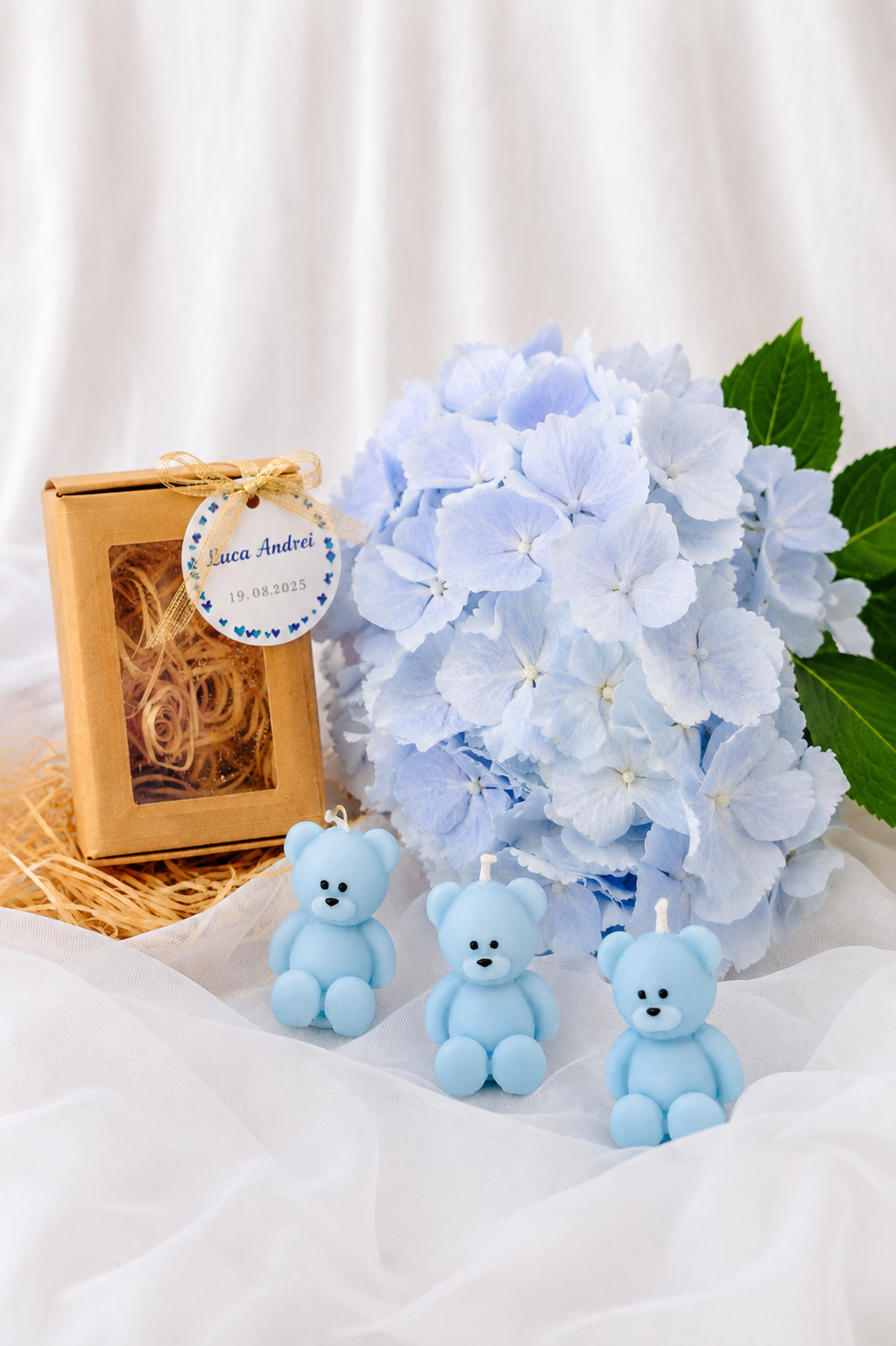 Marturii de botez personalizate cu ursulet bleu din ceara, cutie kraft si eticheta cu nume si data