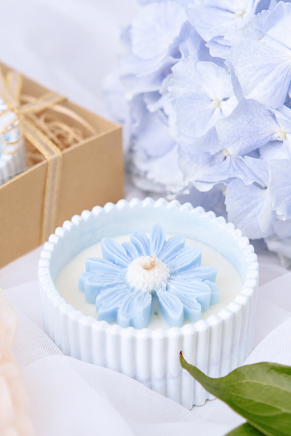 Marturii de botez personalizate cu lumanare parfumata decorata cu margareta bleu