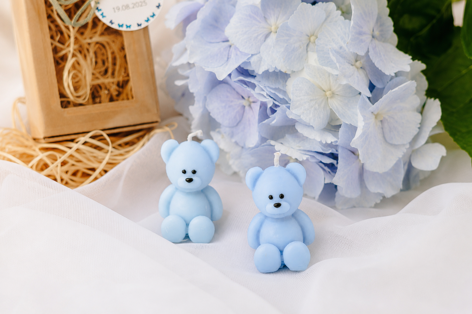 Marturii de botez personalizate cu ursulet bleu din ceara, cutie kraft si eticheta cu nume si data