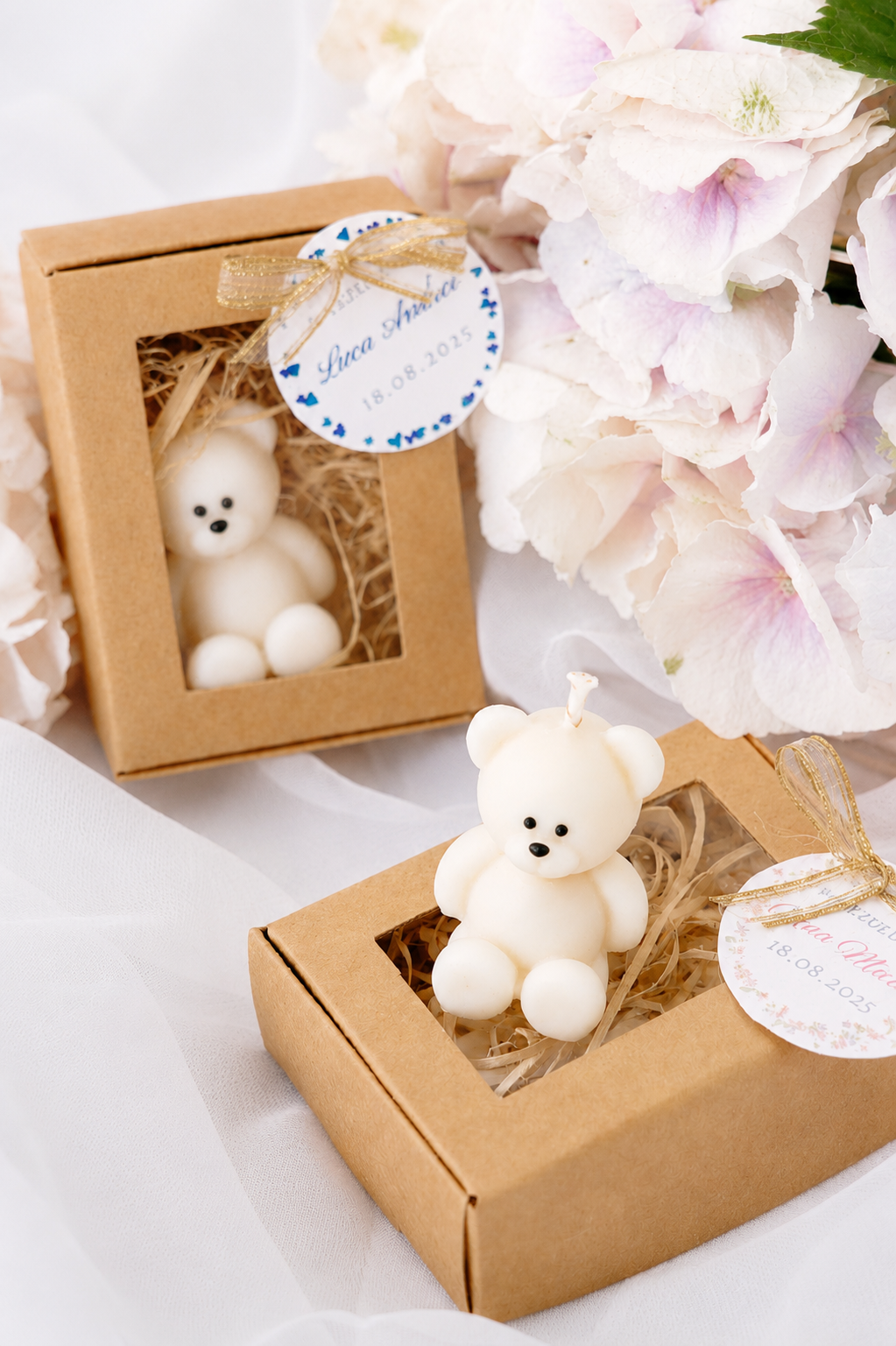 Marturie de botez cu lumanare parfumata in forma de ursulet alb, ambalata in cutie kraft personalizata