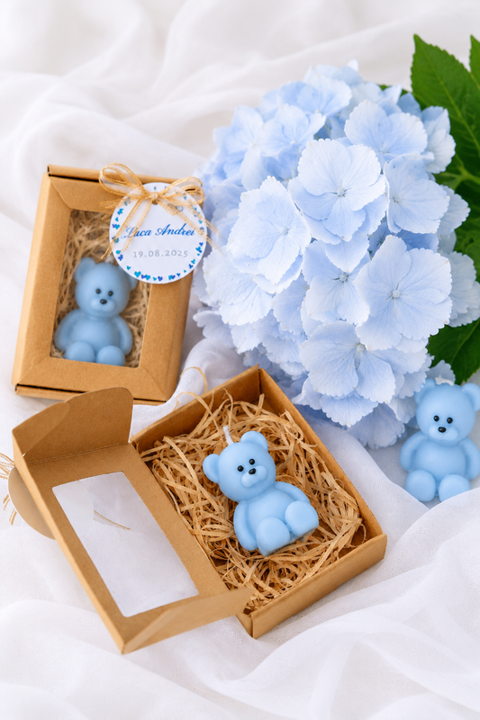 Marturie de botez cu lumanare parfumata in forma de ursulet bleu, ambalata in cutie kraft personalizata