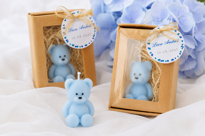 Marturie de botez cu lumanare parfumata in forma de ursulet bleu, ambalata in cutie kraft personalizata