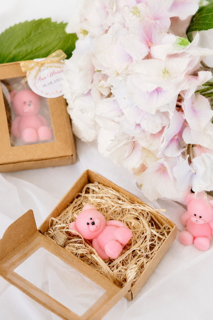 Marturie de botez cu lumanare parfumata in forma de ursulet roz, ambalata in cutie kraft personalizata