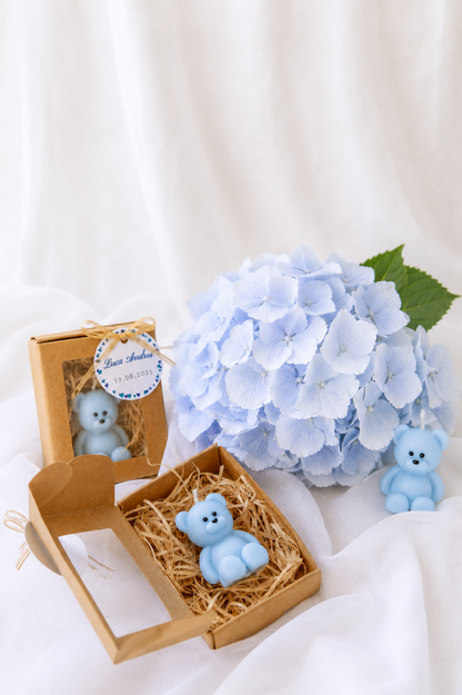 Ursulet bleu din ceara pentru marturii de botez personalizate, alaturi de cutiute kraft cu eticheta