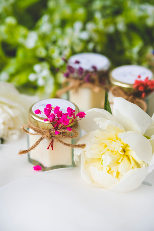 Lumânare parfumată în borcănel decorativ cu floricele roz, mărturie nuntă personalizată, ideală cadou pentru invitați