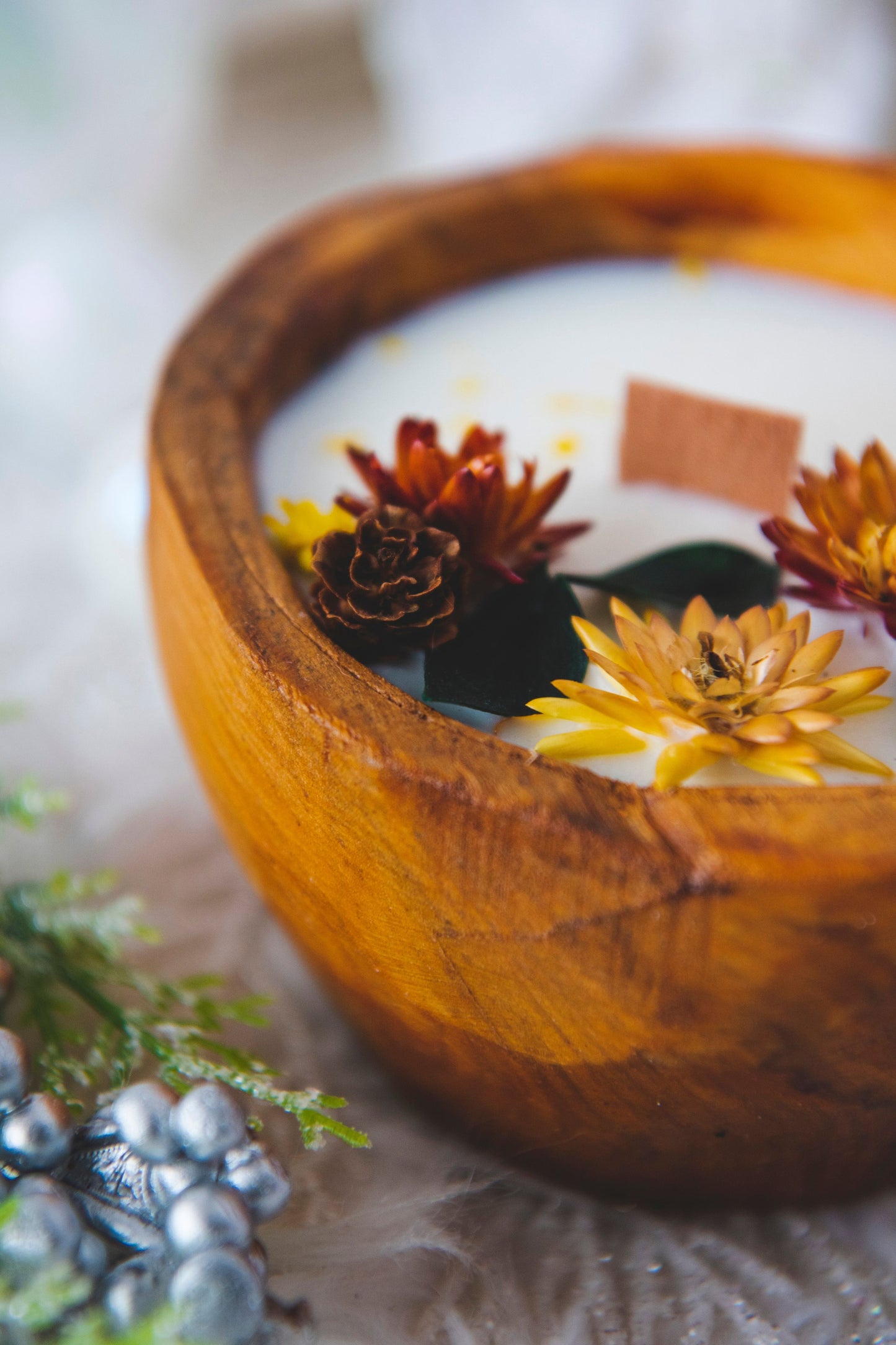 Lumanare decorativa parfumata in bol de lemn - Raze aurii