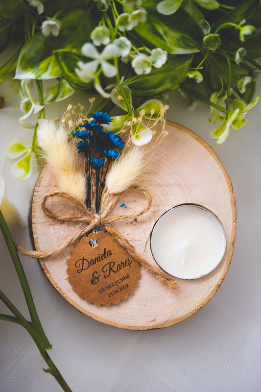 Marturii botez personalizate  - felie de lemn cu flori albastre si lumanare parfumata