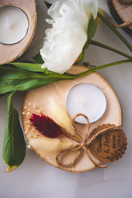 Marturii botez personalizate - felie de lemn cu flori visinii si lumanare parfumata