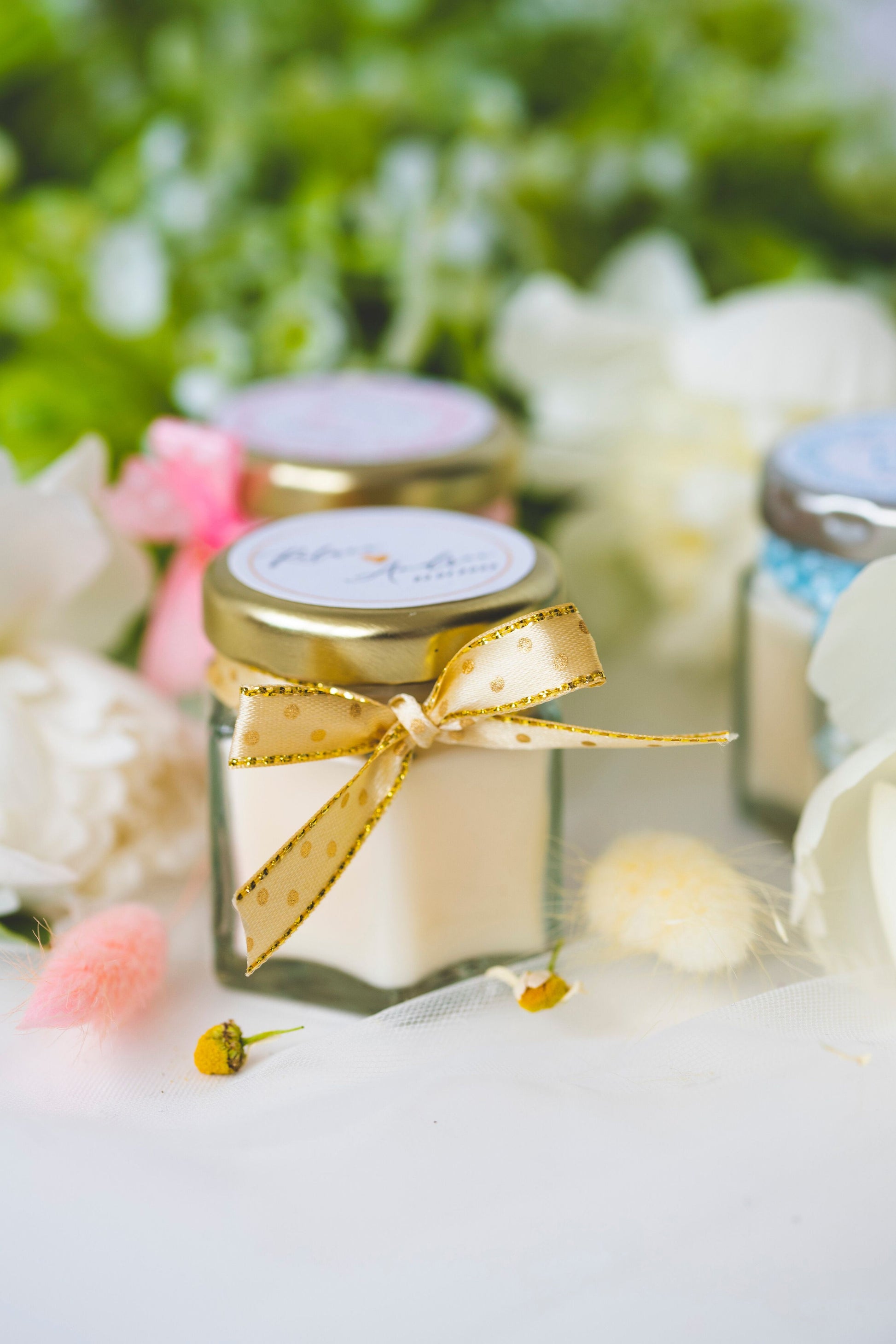 Marturii botez personalizate - lumanare parfumata in borcanel cu fundita aurie