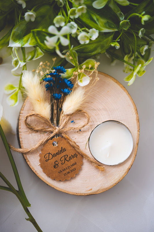Marturii nunta personalizate - felie de lemn cu flori albastre si lumanare parfumata