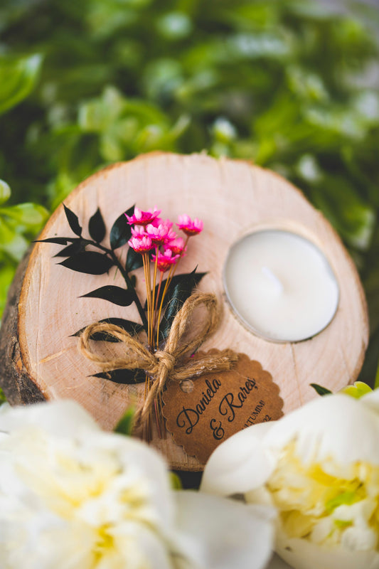 Marturii nunta personalizate  - felie de lemn cu flori roz si lumanare parfumata