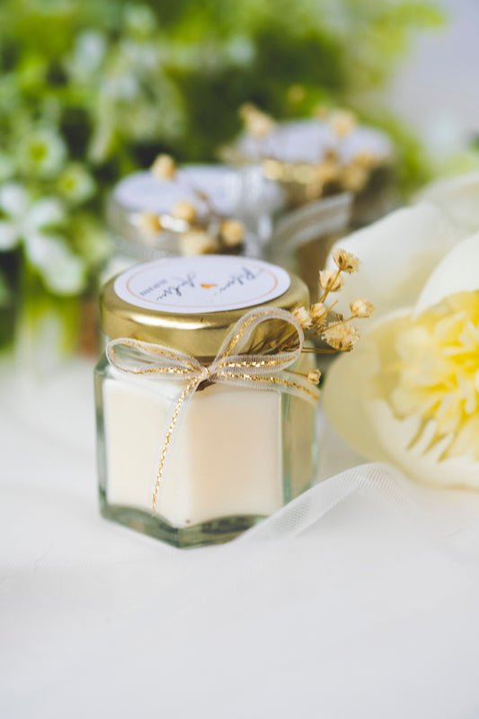 Marturii nunta personalizate - lumanare parfumata in borcanel cu floricele albe