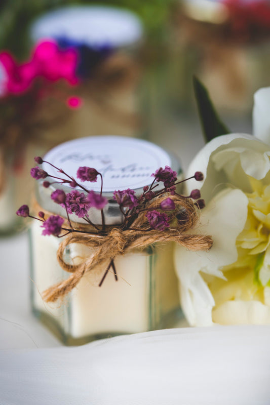 Marturii nunta personalizate  - lumanare parfumata in borcanel cu floricele mov
