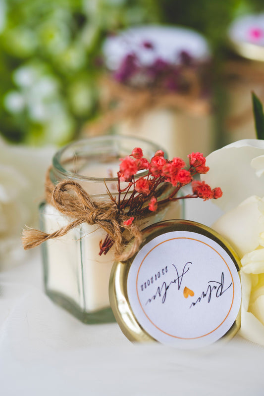 Marturii nunta personalizate - lumanare parfumata in borcanel cu floricele portocalii