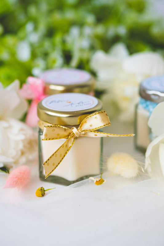 Marturii nunta  personalizate - lumanare parfumata in borcanel cu fundita aurie