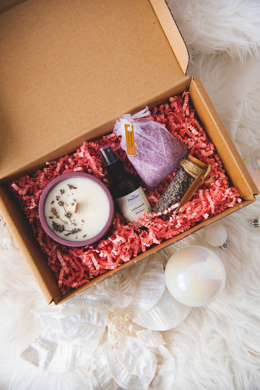 Set "Lavender dream" - lumanare parfumata, apa de lavanda, sare de baie, ceai de lavanda