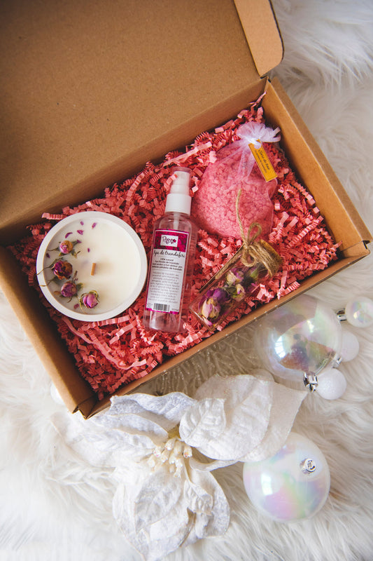 Set "Velvet rose" - lumanare parfumata, apa de trandafir, sare de baie, ceai de trandafir